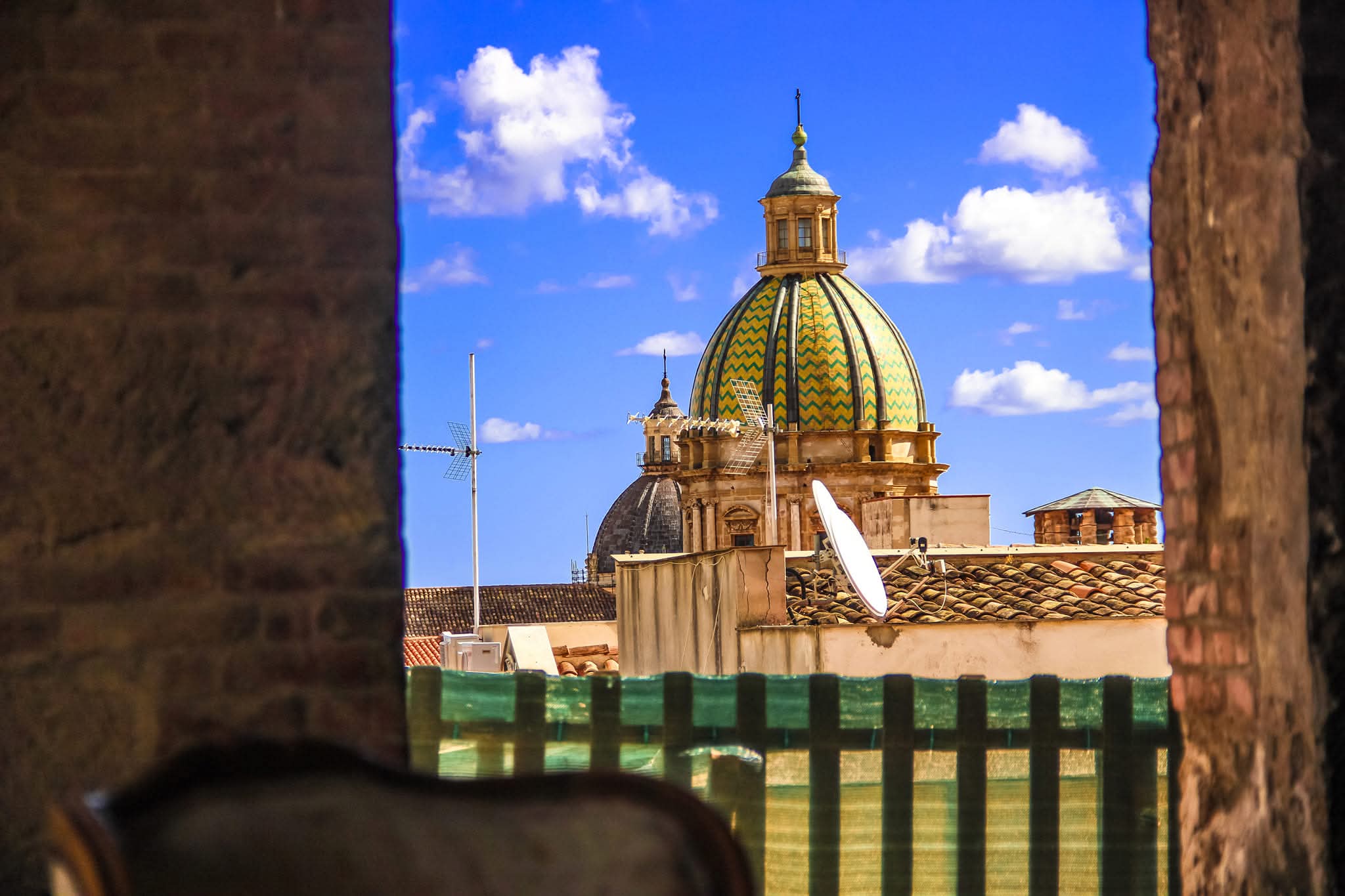 Cupola maiolicata di Palermo vista da una finestra
